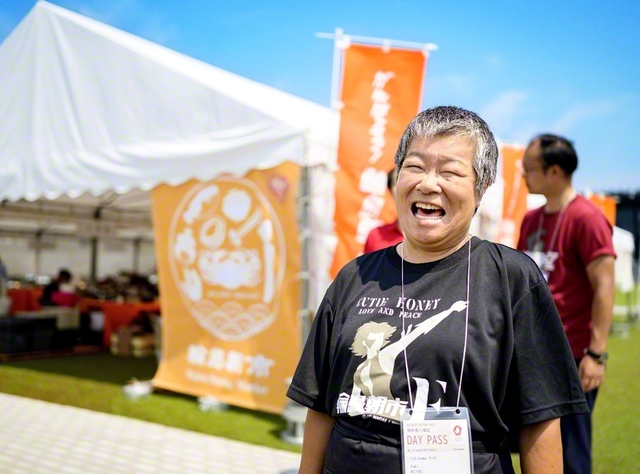 朝市仲間とバスで駆け付けた柿さん