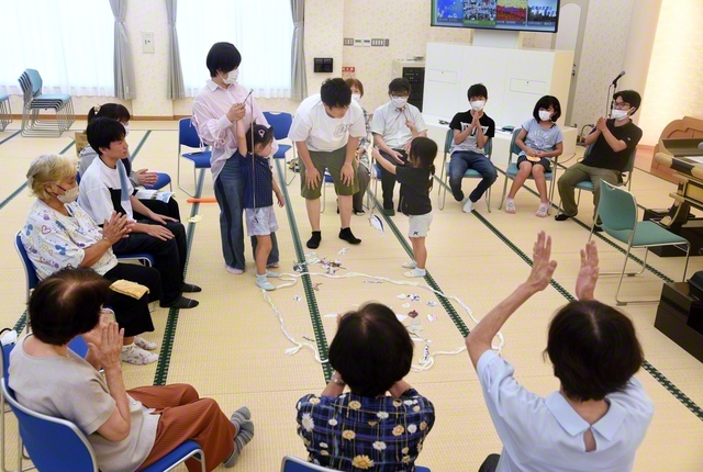 全世代に笑顔。釣った魚の番号がトークテーマに（昨年の高知での未来座談会）
