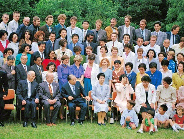 1992年6月8日、欧州と中東5カ国の歴訪のため、まずドイツに赴いた池田先生は、フランクフルトの空港を出て宿舎に到着するやいなや、SGIのメンバーと記念撮影を。友の労苦をねぎらうとともに、未来を担う子どもたちに声をかけた（フランクフルト市郊外で）。その4日後の6月12日、ハンガリーやチェコスロバキアなど13カ国の同志が集い、「中欧・東欧・ロシア合同会議」がフランクフルト市内で開催された