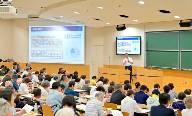 全国から受講者が集った創価大学の夏季大学講座。看護学部・佐々木教授の講義では、心身の健康について学んだ（創大で）