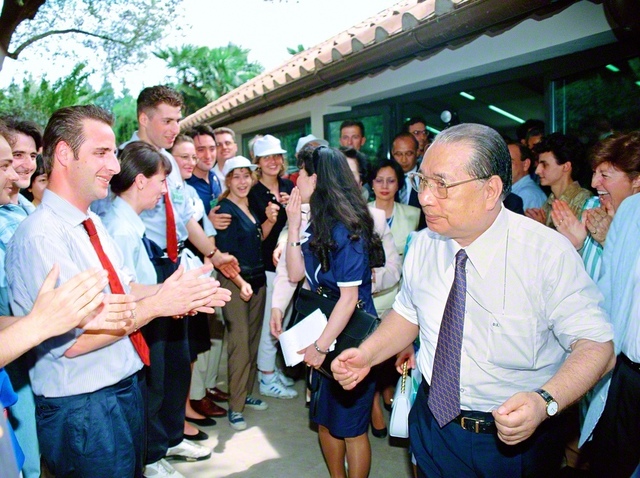 1992年6月、フィレンツェのイタリア文化会館で行われた第1回イタリア青年部総会。フィレンツェは、14世紀以降に広がった文化運動であるルネサンスの発祥の地。池田先生は、冷戦後の欧州の新たな前進を祝福しながら、「本日の総会は『創価ルネサンスの勝利』の歌を、世界へ、そして万年の未来へ轟かせゆく歴史的な意義をもっている」とスピーチ。総会に集った青年たちを激励した