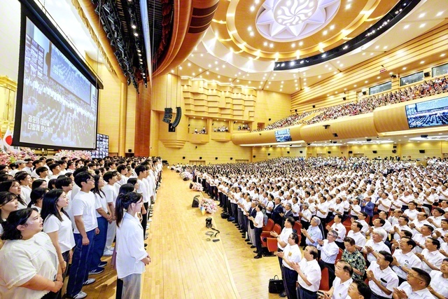 「南アジア・韓国・日本合同記念大会」の意義を込めた韓国SGIの第11回「本部幹部会」。皆で学会歌「誓いの青年よ」を大合唱した（8月15日、池田記念講堂で）