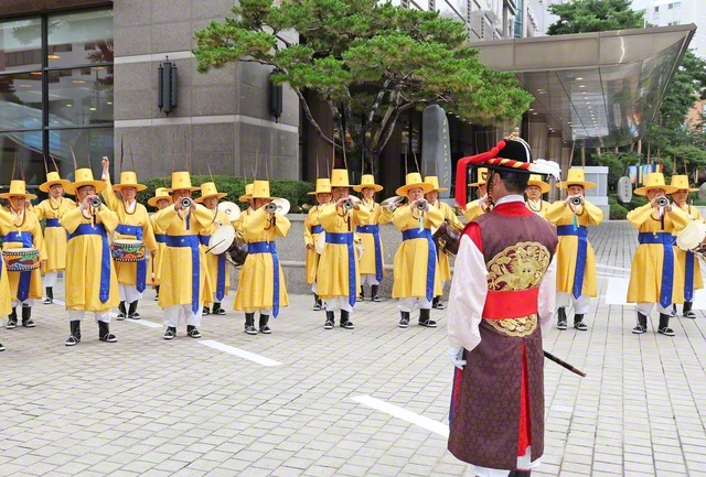 「南アジア・韓国・日本合同研修会」でソウルの池田記念講堂を訪れた友を、韓国壮年部の太極吹打（テグクチュイタ）隊が真心の演奏で歓迎した（8月14日）