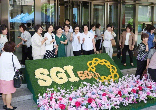 池田記念講堂の入り口に設置された花。研修会はSGI発足50周年を記念して行われた