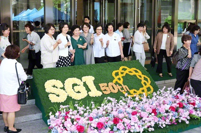 池田記念講堂の入り口に設置された花。研修会はSGI発足50周年を記念して行われた