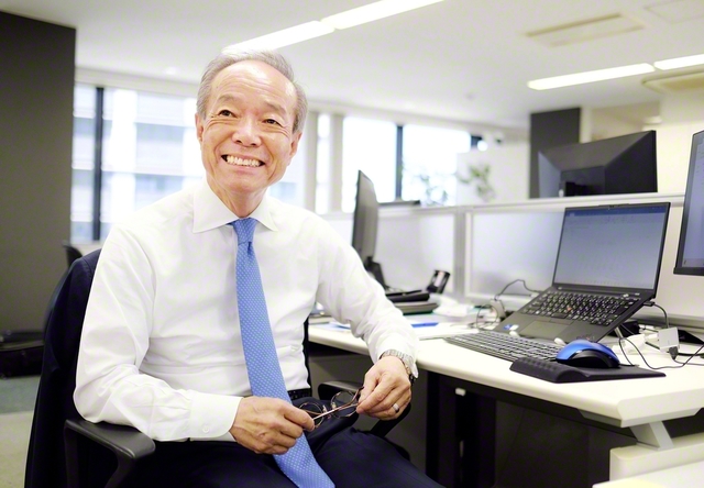 いつも快活な笑顔の佐藤さん。胸には「波浪は障害にあうごとに、その頑固の度を増す」との池田先生の言葉が刻まれている