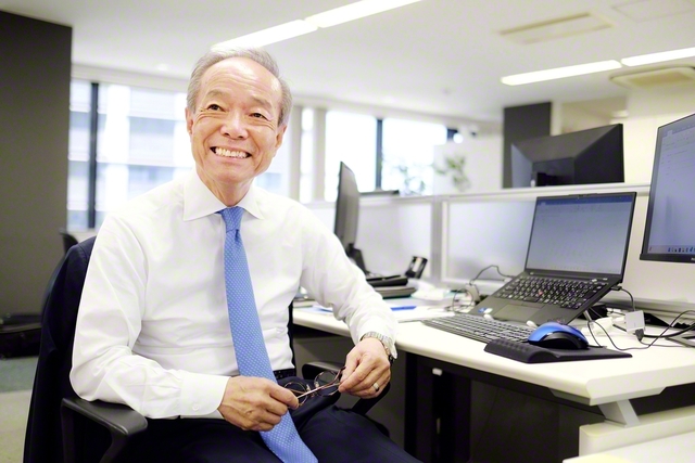 いつも快活な笑顔の佐藤さん。胸には「波浪は障害にあうごとに、その頑固の度を増す」との池田先生の言葉が刻まれている