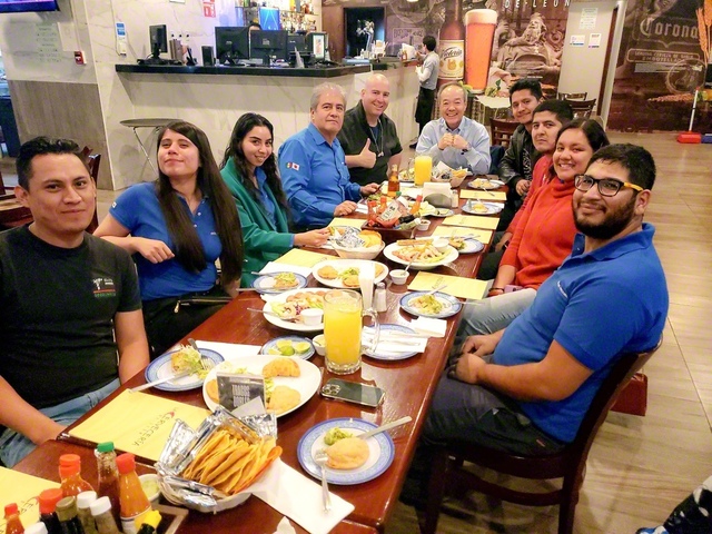 メキシコの工場で働く従業員との会食会（右から5人目が佐藤さん、本人提供）