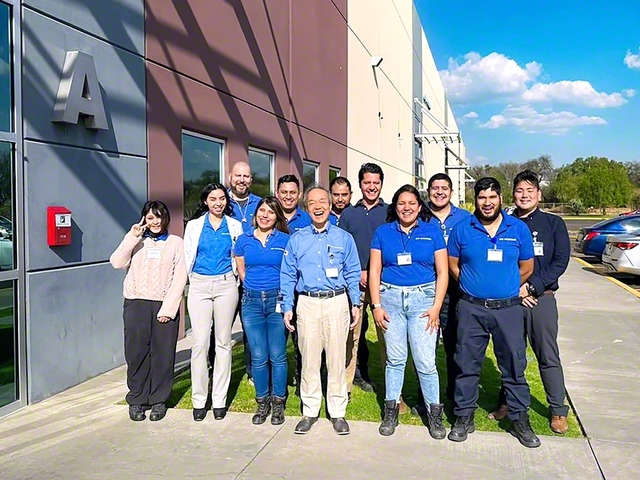 メキシコの工場で従業員と（前列右から3人目が佐藤さん、本人提供）