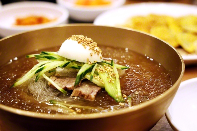 深い甘さと香ばしさが混じり合う一番人気の冷麺