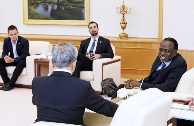 国連大学のマルワラ学長（右端）一行と原田会長が和やかに語り合う（学会本部第2別館で）