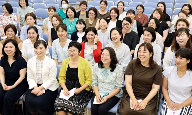 白ゆり合唱団の大会。参加者全員で学会歌「青春桜」などを歌った（創価世界女性会館で）