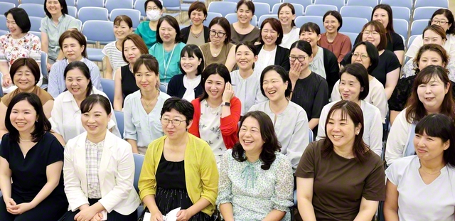 白ゆり合唱団の大会。参加者全員で学会歌「青春桜」などを歌った（創価世界女性会館で）