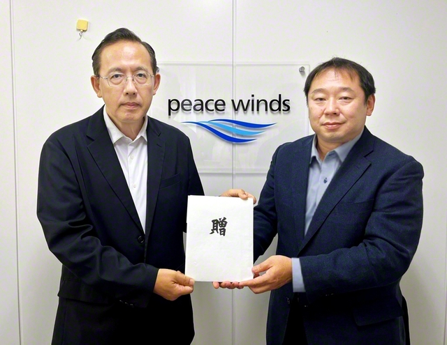 大西代表理事㊨に目録を手渡す（都内で）