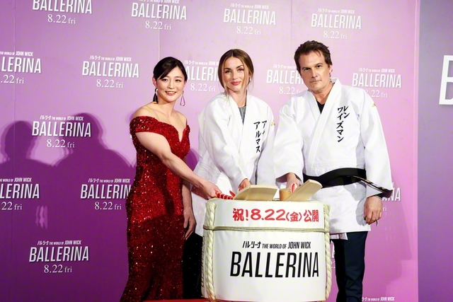 ジャパンプレミアに登場したレン・ワイズマン監督㊨、アナ・デ・アルマス㊥、スペシャルゲストの柔道女子パリ五輪金メダリスト・角田夏実選手