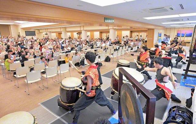 開講式のオープニングでは音楽隊の創価本陣湧躍太鼓団が歓迎演奏。圧巻の熱演に、参加者はスタンディングオベーションで応えた（同）