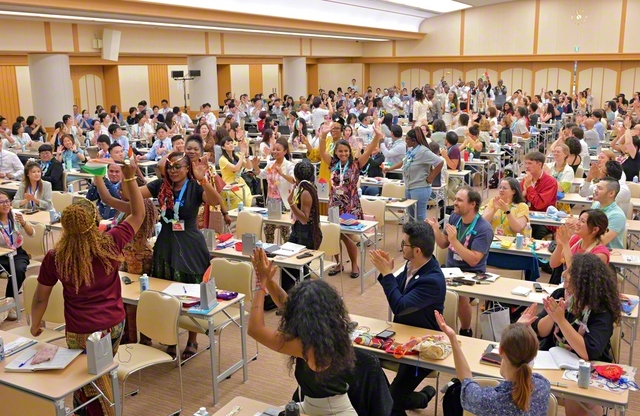 師と共に、新たな時代を開く先駆者に！――地涌の誓いと求道の心にあふれたSGI青年研修会の開講式。有志による音楽演奏やバレエが会場を盛り上げた（金舞会館で）