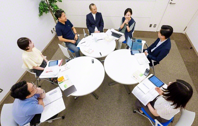 学会の青年世代と熊本大学大学院の苫野一徳准教授（中央）による勉強会が8月10、11日に開かれた（世界聖教会館で）