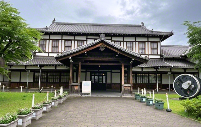 博物館には京都市指定有形文化財の旧二条駅舎も