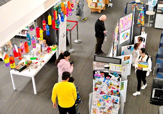 オークランド市のタカプナ図書館で開催されている絵画展。絵画のほか、折り鶴やペットボトルを用いた作品なども並ぶ（8月31日）