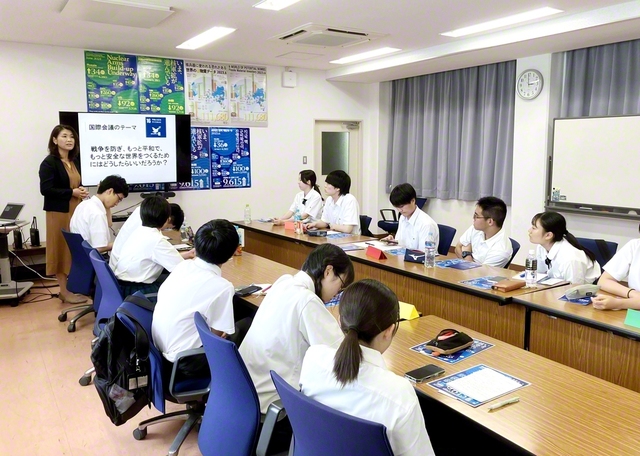 長崎大学では“国や立場を超えて平和な世界を築くには”などをテーマに活発な議論を交わした（8月21日）
