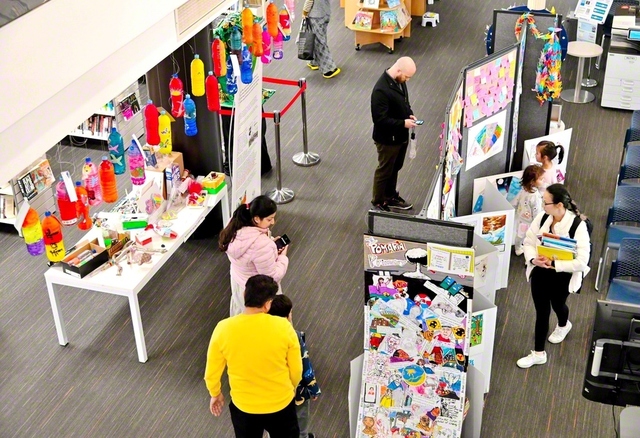 オークランド市のタカプナ図書館で開催されている絵画展。絵画のほか、折り鶴やペットボトルを用いた作品なども並ぶ(8月31日)