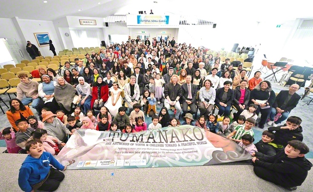 オークランド市のニュージーランド文化会館での開幕式に集った友(8月3日)