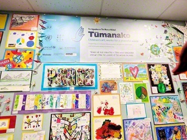 世界の平和を願って――タウランガ市民図書館での絵画展。作品を出展した子どもは「大きな自信になりました」と(8月8日)