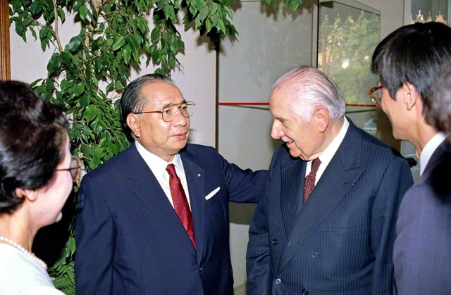 パリ市内の議長公邸でフランス上院のアラン・ポエール議長と会見（1989年6月20日）