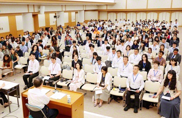 池田主任副会長による講義。参加者は“『新・人間革命』世代”の自覚を胸に、師弟の共戦譜をつづりゆく決意を深めた（金舞会館で）