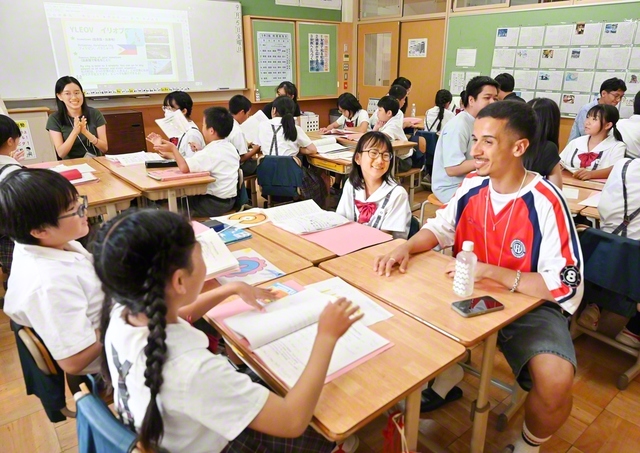 ブラジルや中国、インドなどから来た留学生と交流を楽しむ関西小の児童たち（大阪・枚方市で）