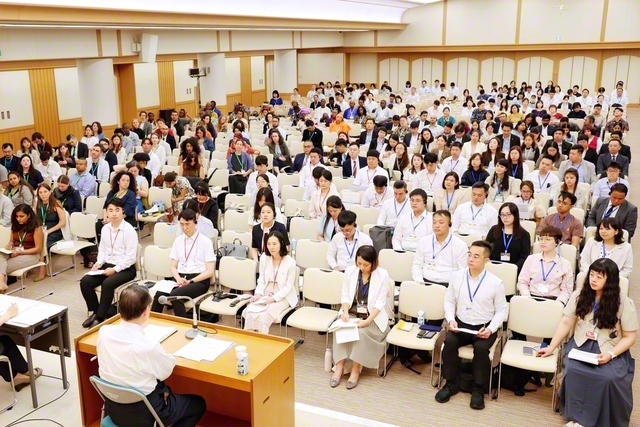 池田主任副会長による講義。参加者は“『新・人間革命』世代”の自覚を胸に、師弟の共戦譜をつづりゆく決意を深めた（金舞会館で）