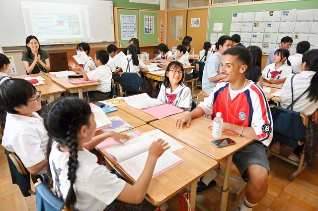 ブラジルや中国、インドなどから来た留学生と交流を楽しむ関西小の児童たち（大阪・枚方市で）