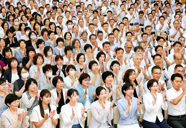 さあ、青年と共に希望と幸福の対話を拡大！――誓いに満ちた全国総県長会議（金舞会館で）