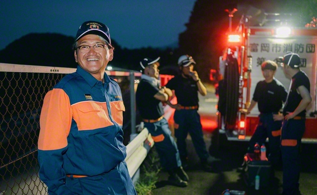 山崎さんは先月16日、地元で行われた伝統行事「大島火まつり」に消防団として出動。地域の安全を陰に陽に守っている