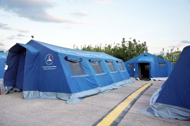 イタリアの避難所。家族単位で入るテント