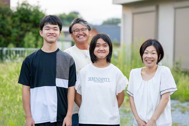 「いつも家を守り、支えてくれる妻や、疲れを吹き飛ばしてくれる子どもたちに感謝しかありません」と山崎さん（右から妻・淳子さん、長女・蓮華さん、山崎さん、長男・獅子斗さん）