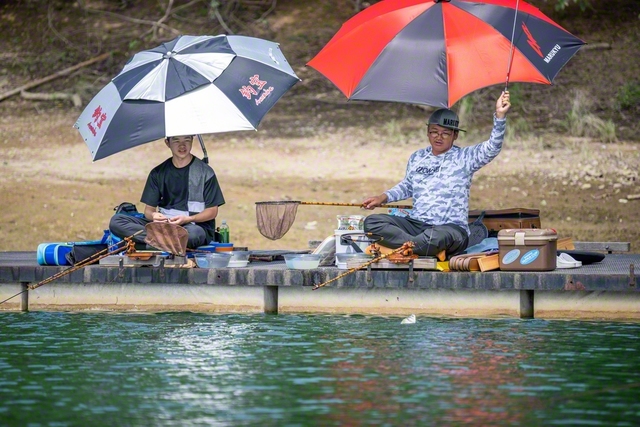 長男・獅子斗さん㊧とヘラブナ釣りへ。亡き父（幹生さん）も、釣りによく連れて行ってくれた