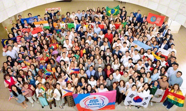 人間主義の旗高く、世界広布の新たな時代を！――SGI青年研修会で来日した60カ国・地域の若きリーダーが一堂に。師弟共戦の誓いを果たしゆく決意を胸に記念のカメラに納まった（5日、東京・新宿区の創価文化センターで。氏名を別掲）