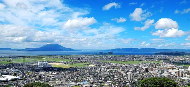 平野には市街地が発展しつつ、山あり海あり温泉ありと観光資源が豊富な霧島市。左奥に見えるのが鹿児島のシンボル・桜島である