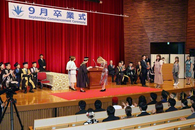 社会に貢献する世界市民に！――飛躍を誓い合った創価大学の「9月卒業式」（創大・ディスカバリーホールで）