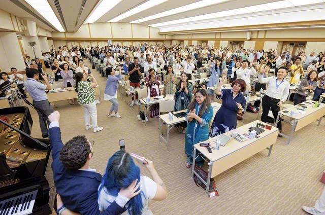 師弟共戦の心を燃やす60カ国・地域の青年リーダーが集ったSGI青年研修会。音楽演奏と歌声を披露した有志に皆が拍手を送る(金舞会館で)