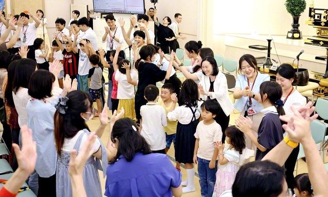 【韓国　中野文化会館】浅井さやかさん、泰江和明さん、韓国の金智勳（キム・ジフン）さんが体験発表。韓国青年部の指揮で学会歌「紅の歌」を合唱した後、フィナーレでは全員でダンスを踊り、会場は歓喜の渦に包まれた