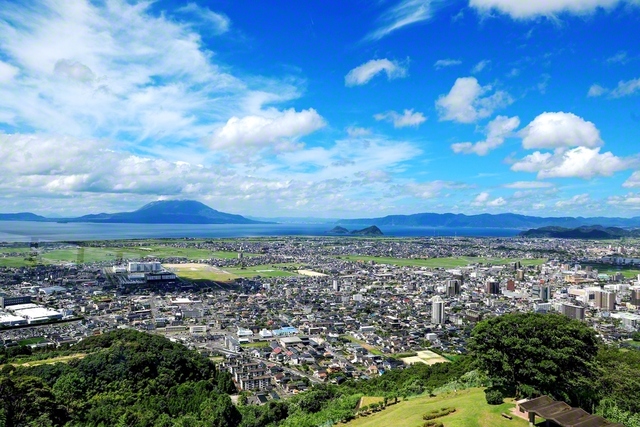平野には市街地が発展しつつ、山あり海あり温泉ありと観光資源が豊富な霧島市。左奥に見えるのが鹿児島のシンボル・桜島である