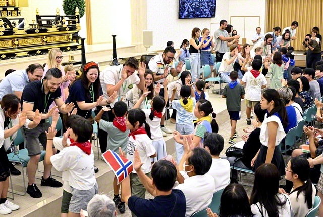 【欧州　江東文化会館】東京・江東文化会館には、イギリス、ドイツなど10カ国の友が参加。江東少年少女合唱団が希望の歌声を披露し、ベルギーのシモン・デケテラールゥさん、日本の吉國雄哉さんが体験を語り、信心の息吹あふれる集いとなった