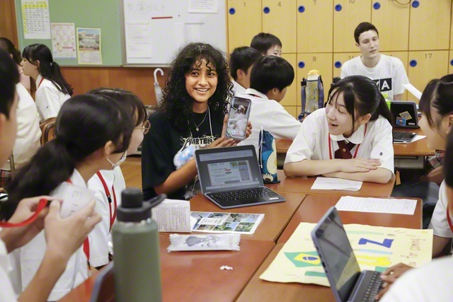 関西創価中学校の生徒が留学生と楽しく交流(6日、同校で)