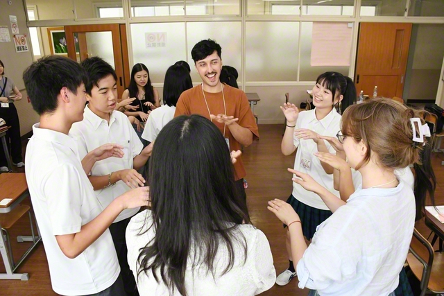 関西創価高校の生徒が留学生と、ゲームを通じて友情を深める(7日、同校で)