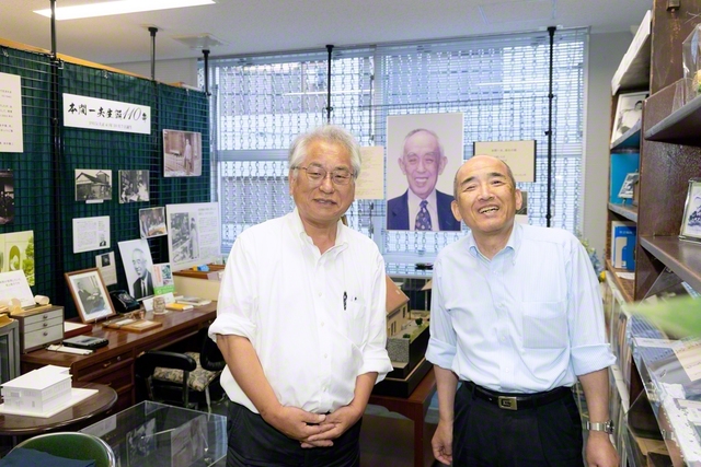 立花館長㊨と伊藤本部長が、今年で生誕110年を迎える創立者・本間一夫氏の記念室で