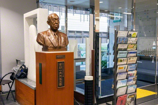 創立者・本間一夫氏の銅像