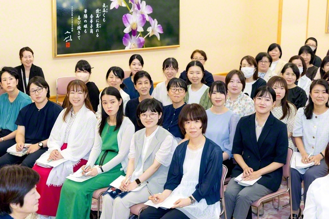 真剣な表情で研修に臨むユース会議のメンバー。平和を“自分ごと”として捉え、行動しようとの決意固く